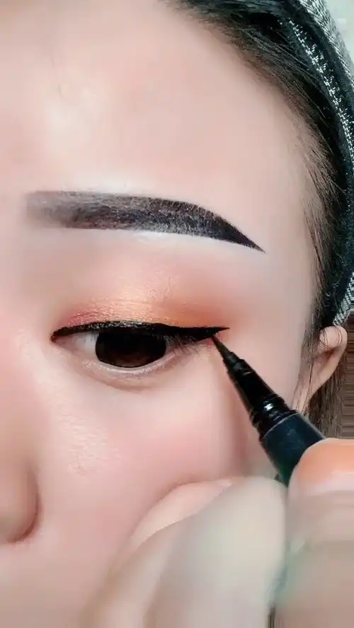 发现更多有趣眼线这样画
