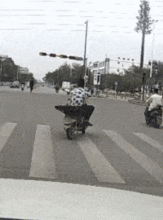 爆笑gif趣图妹子喝醉了,我该怎么办啊
