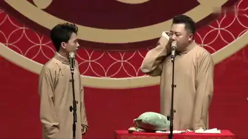 郭麒麟搞笑相声,跟郭德纲学的挺好啊,这表情很丰富
