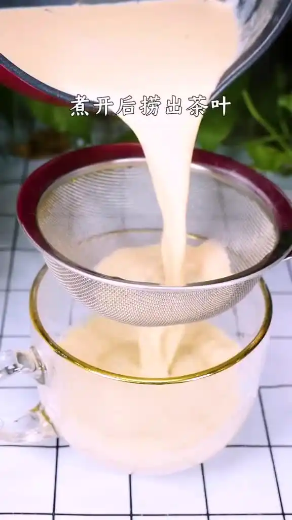 秋天的第一杯奶茶做法就这么简单比西北风还好喝
