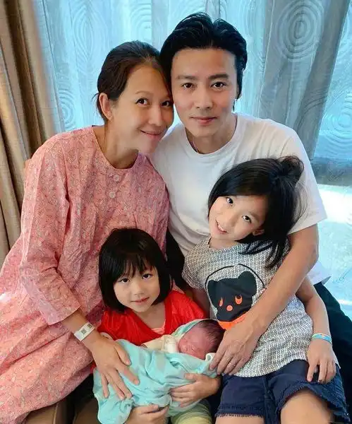 张晋生日,蔡少芬晒仨子女刚出生时的珍贵照片,互动幽默不失甜蜜
