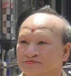 美女还没打呢,就把你吓成这个样子,胆子也太小了吧
