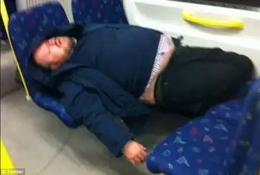 车座上的雷人睡姿不为优美只为舒适
