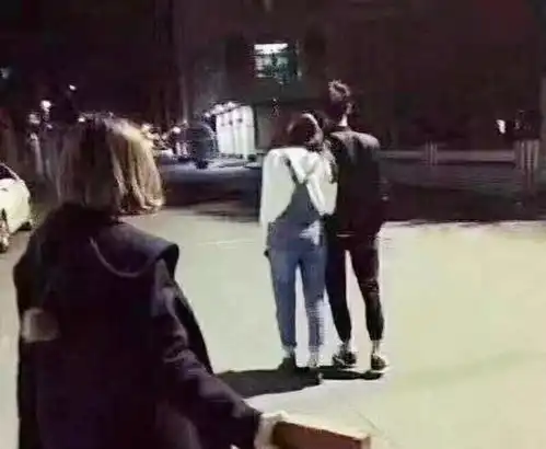 搞笑图片戴红领巾的同学真认真,拍地铁门上写作业

