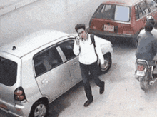 gif搞笑趣图我说了我没有拿那么多钱,咱们改天再来买
