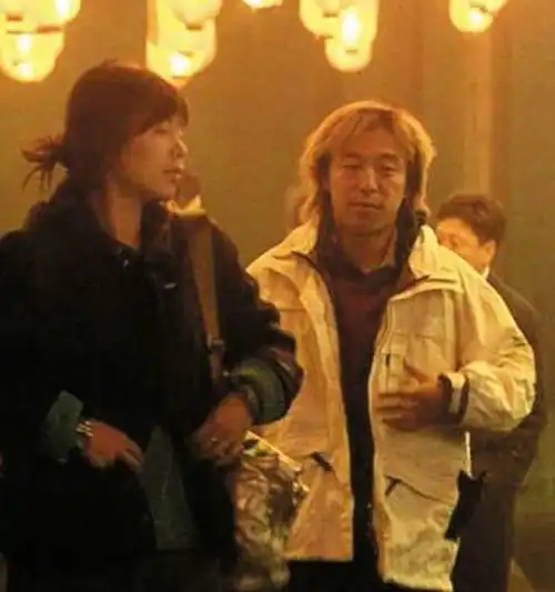 懂事的黄渤成名后不忘本,孝顺妈妈,把糟糠之妻宠成公主
