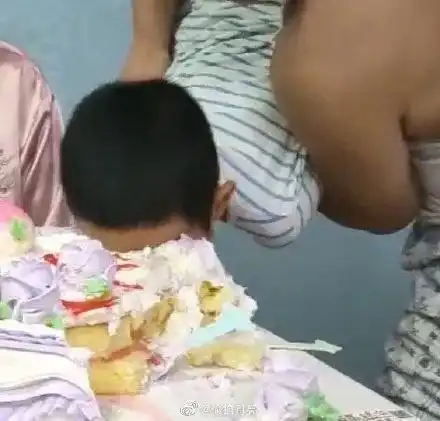 手机里爸妈的搞笑照片,父母有时候也是个孩子好幼稚的感觉啊
