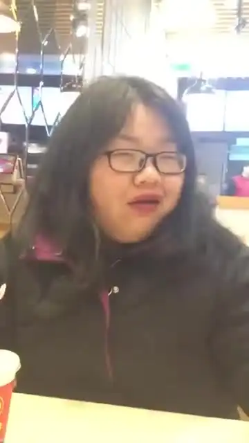 欢乐搞笑视频那个大叔是在怀疑我的颜值吗
