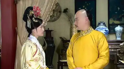 小燕子扮成狼人,一下子紫薇就给揭穿了,真是不好玩
