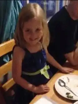 搞笑gif趣图妹子你多大的人了,还以为你是小孩子么
