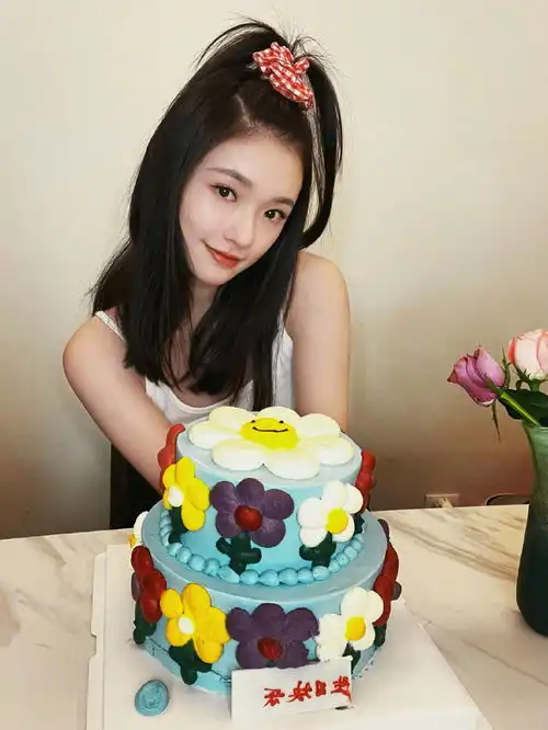 组图林允晒生日写真俏皮可爱扎丸子头手捧蛋糕表情好搞怪
