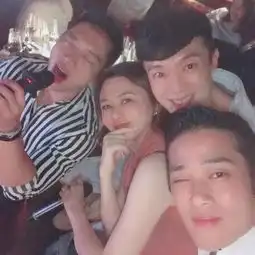 关之琳晒生日蛋糕,与众多小鲜肉合影拍照,表示现在感情看缘分
