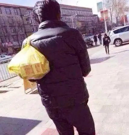 妹子,你可真厉害,凳子都被你坐穿了个洞

