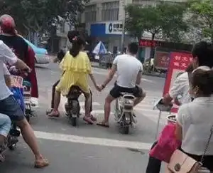 搞笑图片狗狗都成双结伴看球赛来了,你还单着吗
