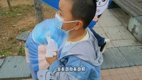 自己扛着被子去幼儿园,第一天入园的孩子表现会怎么样呢
