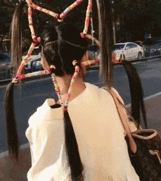 搞笑gif趣图哥们,女朋友在旁边可不能乱瞅
