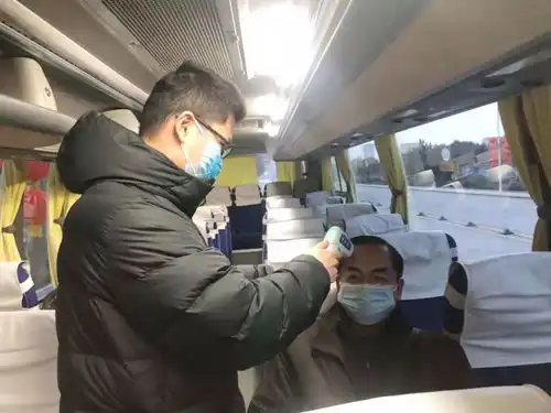 乘公交须戴口罩济南公交全面打响疫情防控阻击战
