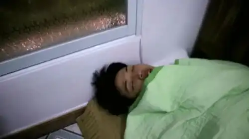 国外爆笑街头恶搞小伙睡的正香,结果好友往他嘴里倒辣椒酱
