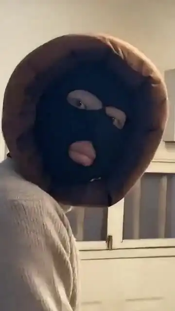 我以为这个粑粑型帽子已经够搞笑了直到他转过脸
