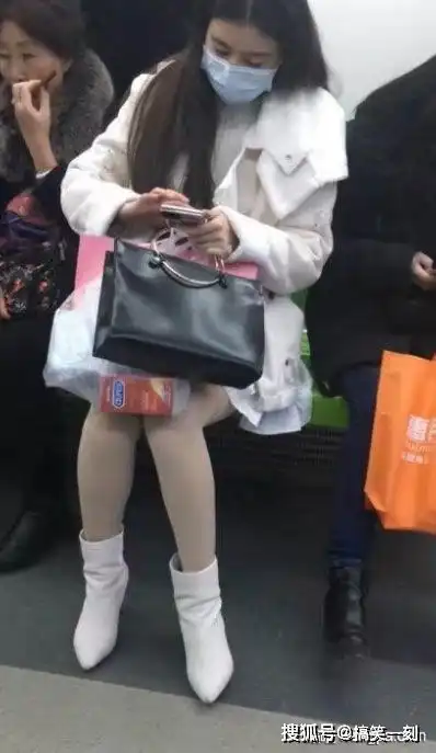 搞笑gif趣图健身美女教练在示范动作,学员都在旁边学习
