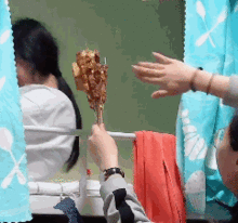 gif搞笑趣图你这人怎么这样啊我正在减肥呢你过去吧
