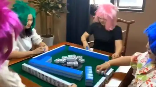 四个小姐姐们打麻将时的搞笑操作,太逗了吧
