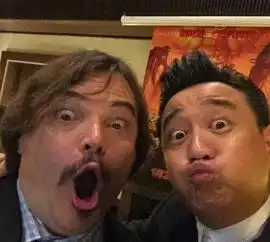 黄磊与杰克布莱克玩自拍瞪眼嘟嘴搞怪不断
