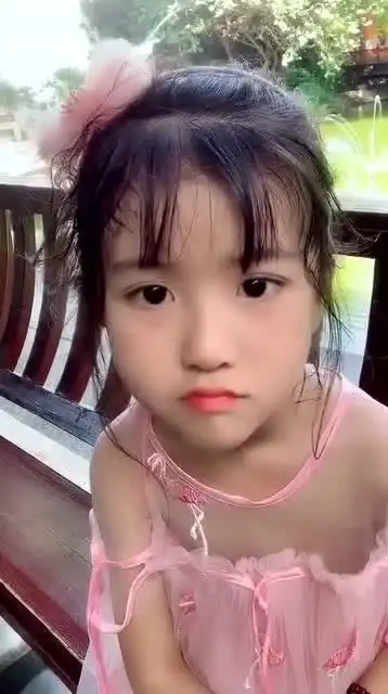 太搞笑了,小萝莉演绎直男眼中女生最可爱的瞬间,满满的尴尬
