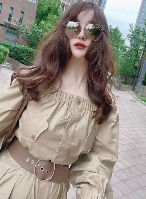 沈腾一家罕露面,亲姐颜值身材堪比明星,父母试新车却没带儿子
