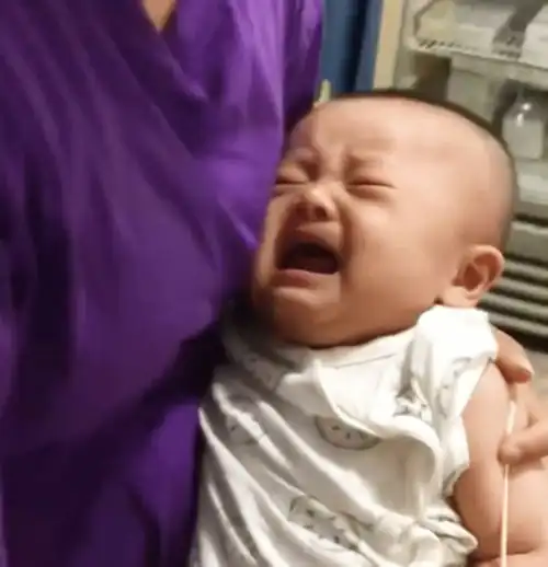为了给熟睡中的宝宝打针,医护下狠手捏鼻子叫醒,心疼又好笑
