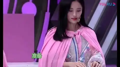 张艺兴观看鞠婧祎跳舞露出蜜汁微笑小绵羊与红衣女郎攀谈超搞笑
