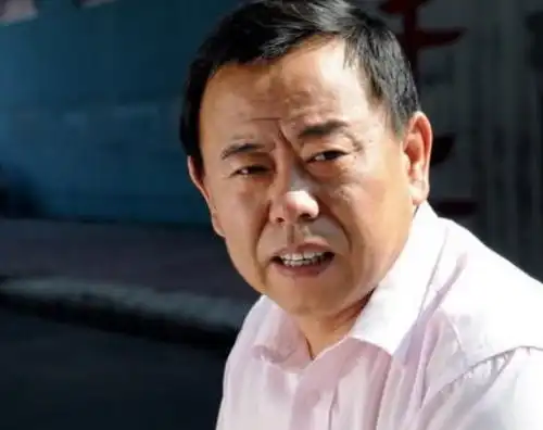 他演过赵四,也是赵本山的徒弟,被开除投靠潘长江人气暴涨
