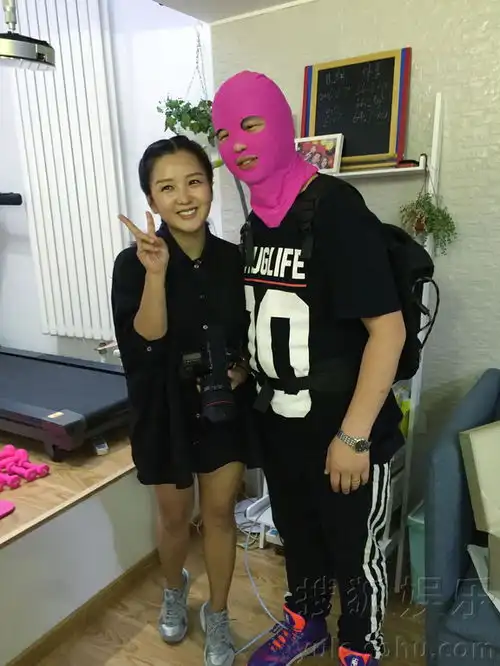 何洁扎双马尾似少女搞怪带猪鼻子萌样十足

