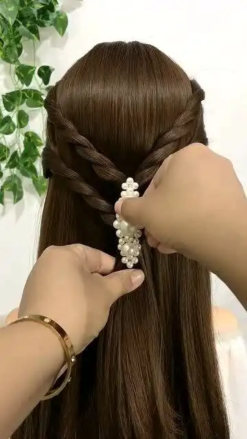 一款有趣的编发,扭一扭就能编出好看发型

