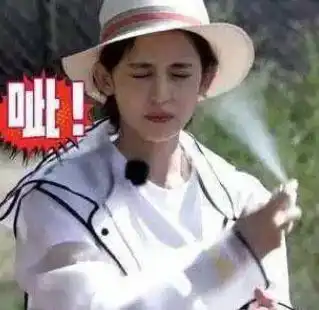唐嫣穿着礼服被量腰围,男主持人突然靠近,唐嫣的举动被赞情商高
