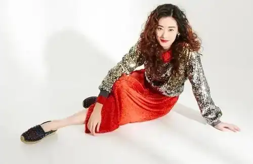 张小斐首登杂志,被网友吐槽太丑,造型师跟她有仇吧
