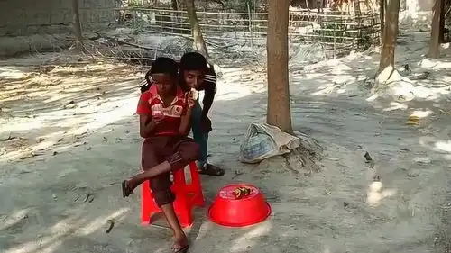 国外搞笑恶作剧小伙子在玩手机,结果路人趁他不注意抽走凳子,摔的可真惨
