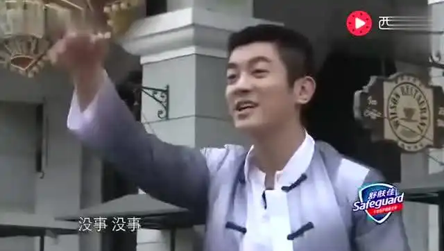 嗯哼和max中英文爆笑对话现场鸡同鸭讲用灵魂在交流
