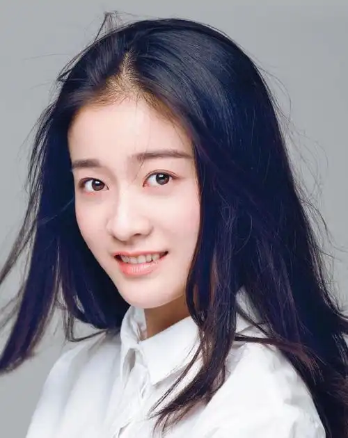 她曾被老师认为需要整容才能红,剪短发后一路开挂俘获网友的心
