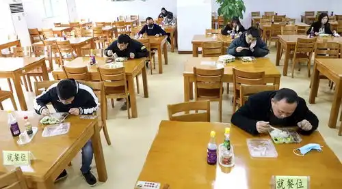 吃饭吃出怀旧感拱墅食堂上演高考式就餐视频图片直击4大街道花式防疫
