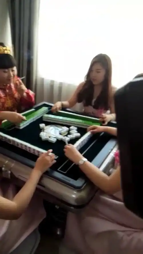 这位新娘火了,婚礼当天还在和伴娘一起打麻将,看一遍笑一遍
