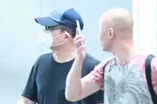 毕福剑现身机场穿黑t戴口罩包裹严实
