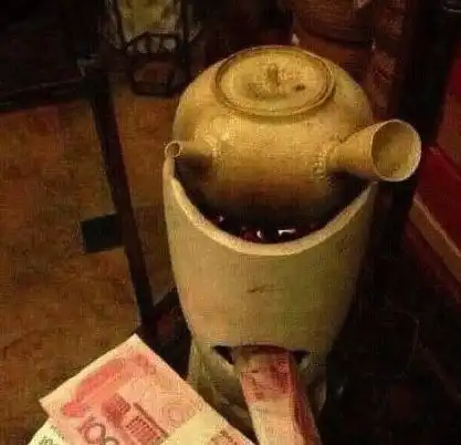 小学门口看到的,孩子你是多恨你老师啊哈哈哈哈
