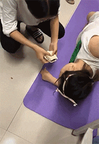 gif搞笑段子大哥,表白失败别怪我,谁让你戴着墨镜坐路边拉二胡了
