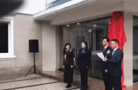 搞笑gif动态图这哥们我认识,后来请了好几位骨科专家给他会的诊
