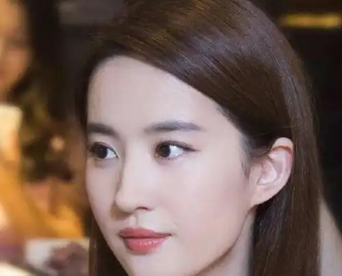 41岁薛佳凝僵脸引热议,女明星真的不要一窝蜂去搞自己的鼻子了
