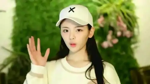 感情好杨超越过生日组合成员为其庆生照片搞怪祝福走心
