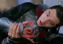 忍不住笑出猪叫的穿帮,铁杆骷髅头厉害了,导演眼里的断指
