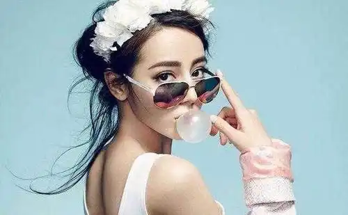 逛街还贴着面膜人气女明星还问刺不刺激网友没有吓到路人
