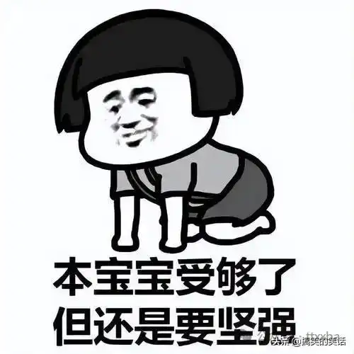 爆笑站在车站边喝饮料边等车突然发现鞋带松了,就顺手把饮料放在车站的垃圾桶顶上
